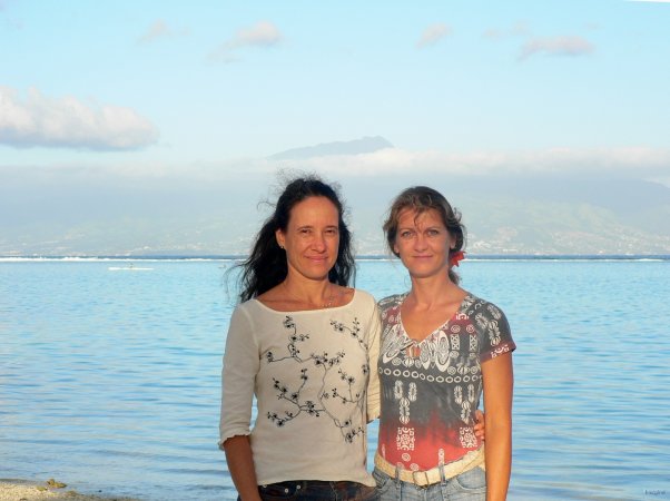 53- Tiare et Pascale sur la plage de Temae 